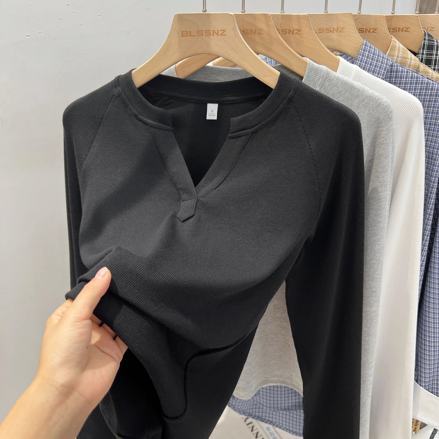 T-shirt basique ajusté à col en V et manches longues pour femme, style coréen, polyvalent, simple, couche de base, décontracté, collection 2026