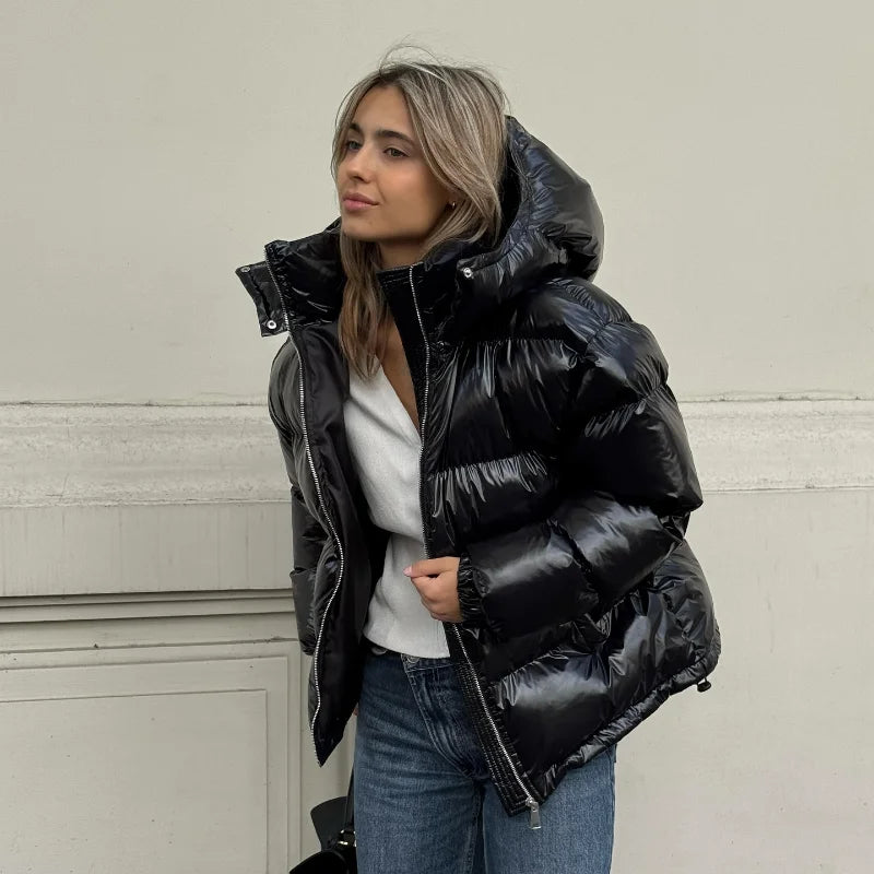 Abrigo con capucha para mujer, cremallera resistente y brillante, chaqueta corta plisada de algodón, talla elástica cálida, nueva colección invierno 2025, ropa de abrigo de calle