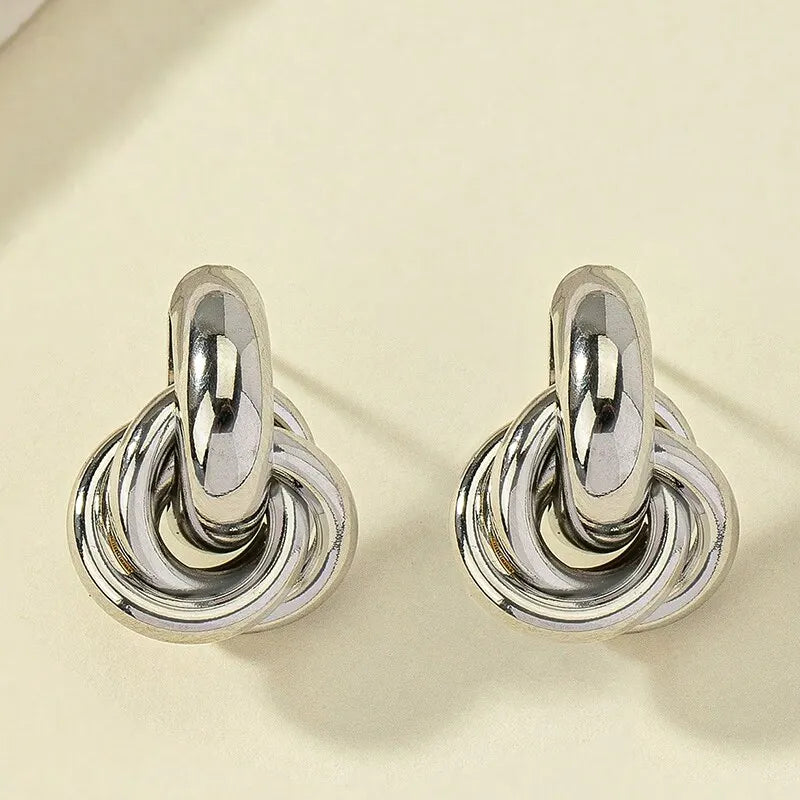 Conjunto de pendientes de tuerca con forma de lazo para mujer, 2 pares, color dorado y plateado, chapados brillantes, a la moda, bonitos, para uso diario, conjunto de joyas
