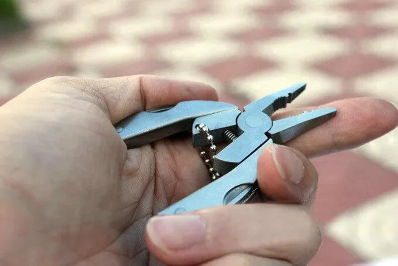 Pince pliante multi-outils, porte-clés en acier inoxydable, outil EDC avec couteau, tournevis pour Camping en plein air, Kit d'urgence de survie