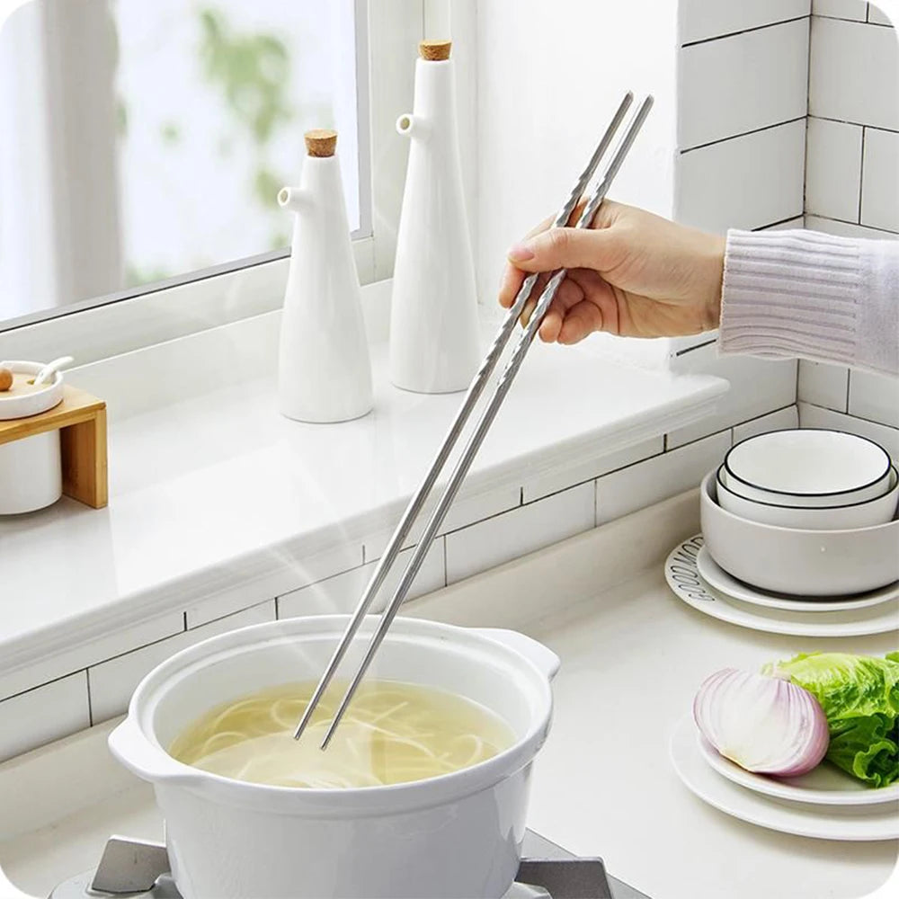 Un par de palillos de cocina de acero inoxidable extralargos lavables en lavavajillas de 38,8 cm