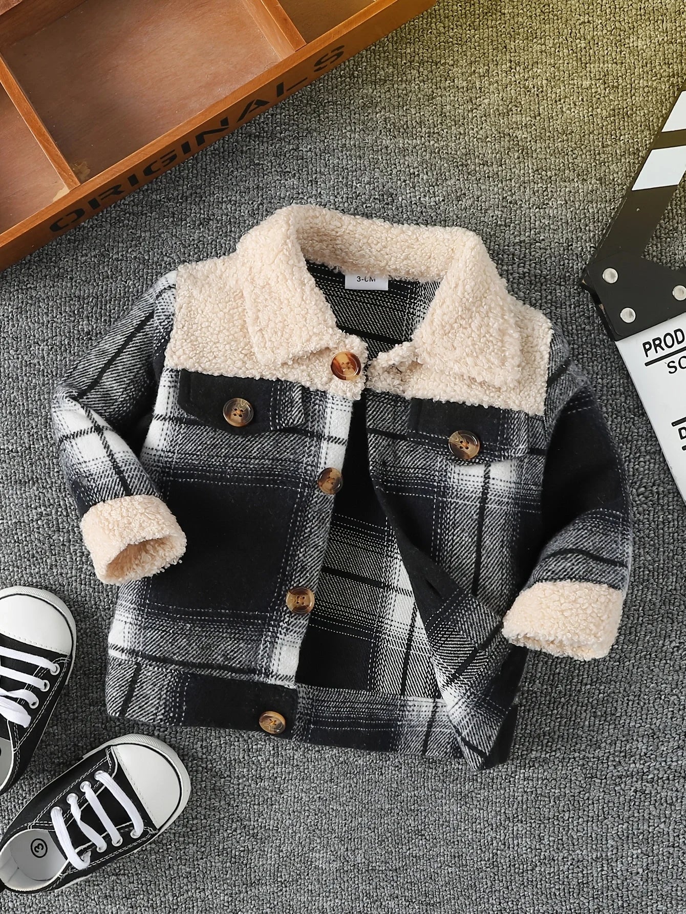 Fashionable and simple long-sleeved plaid patchwork plush jacket for baby boys, for autumn and winter