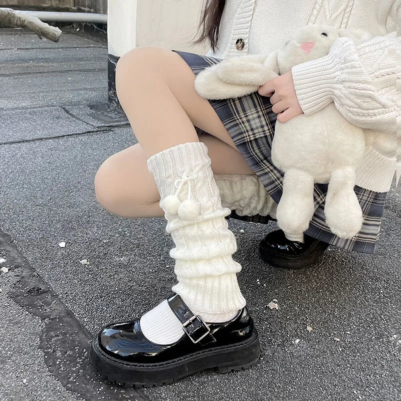 Chaussettes chaudes d'hiver Lolita, chaussettes tricotées pour jambes chaudes, couvre-pieds tricotés en boule de laine, chauffe-jambes avec boules pour femmes