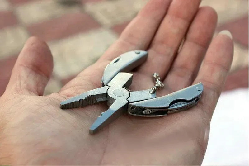 Pince pliante multi-outils, porte-clés en acier inoxydable, outil EDC avec couteau, tournevis pour Camping en plein air, Kit d'urgence de survie