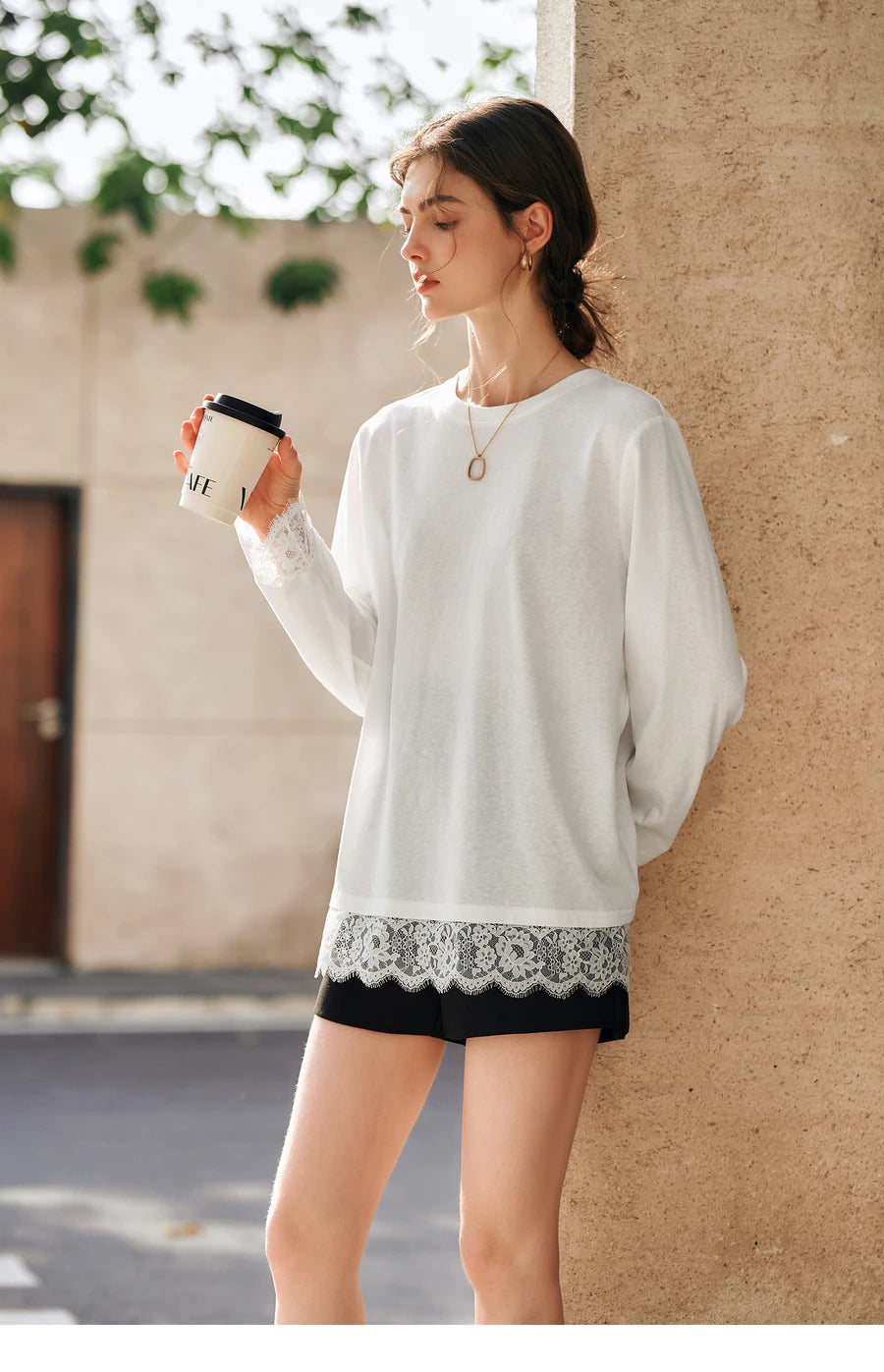 T-shirt femme en coton blanc automne 2026 — décontracté, ample, col rond, manches longues en dentelle