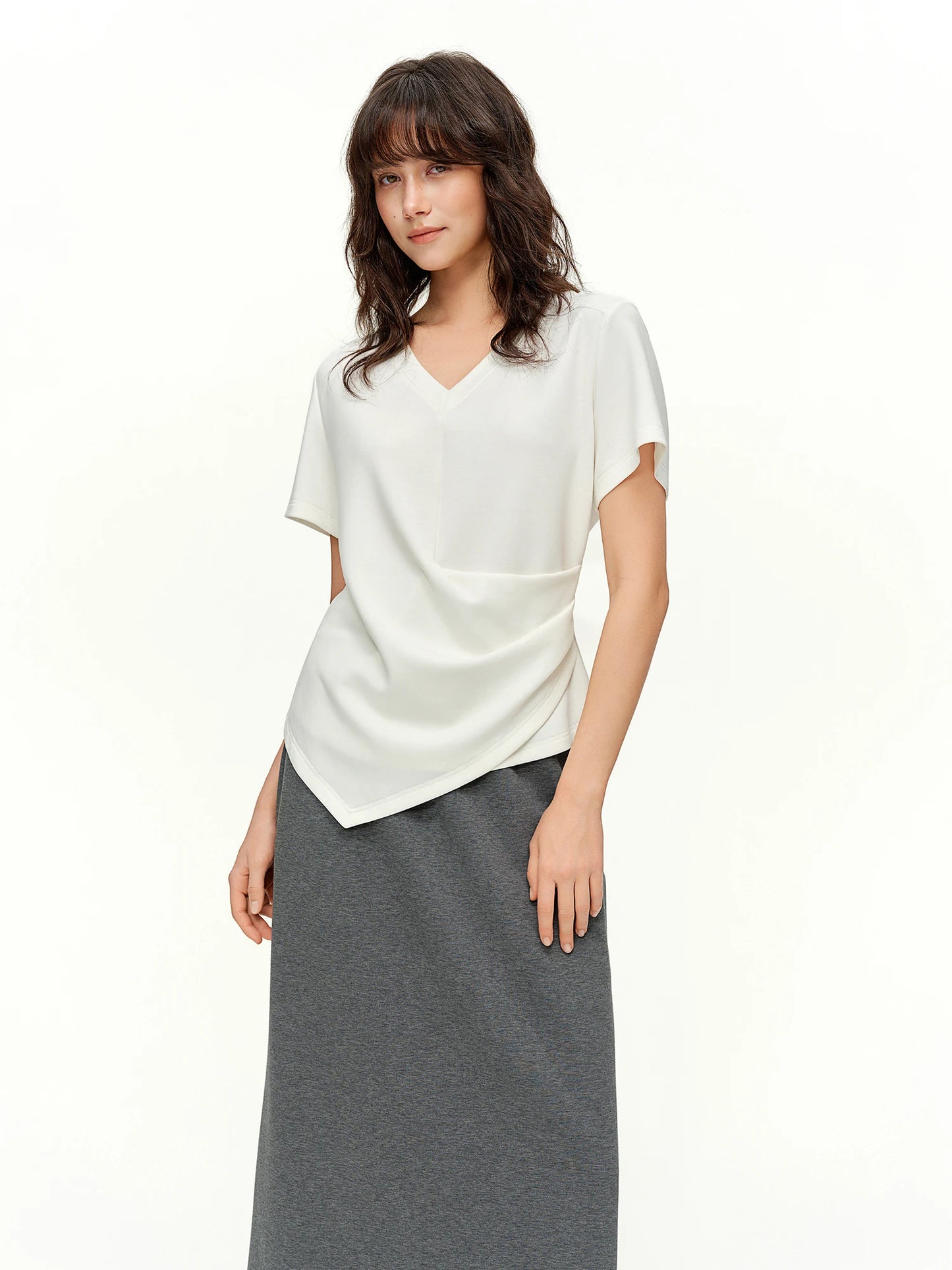 T-shirt femme asymétrique plissé — taille définie, printemps 2026, col en V, manches courtes