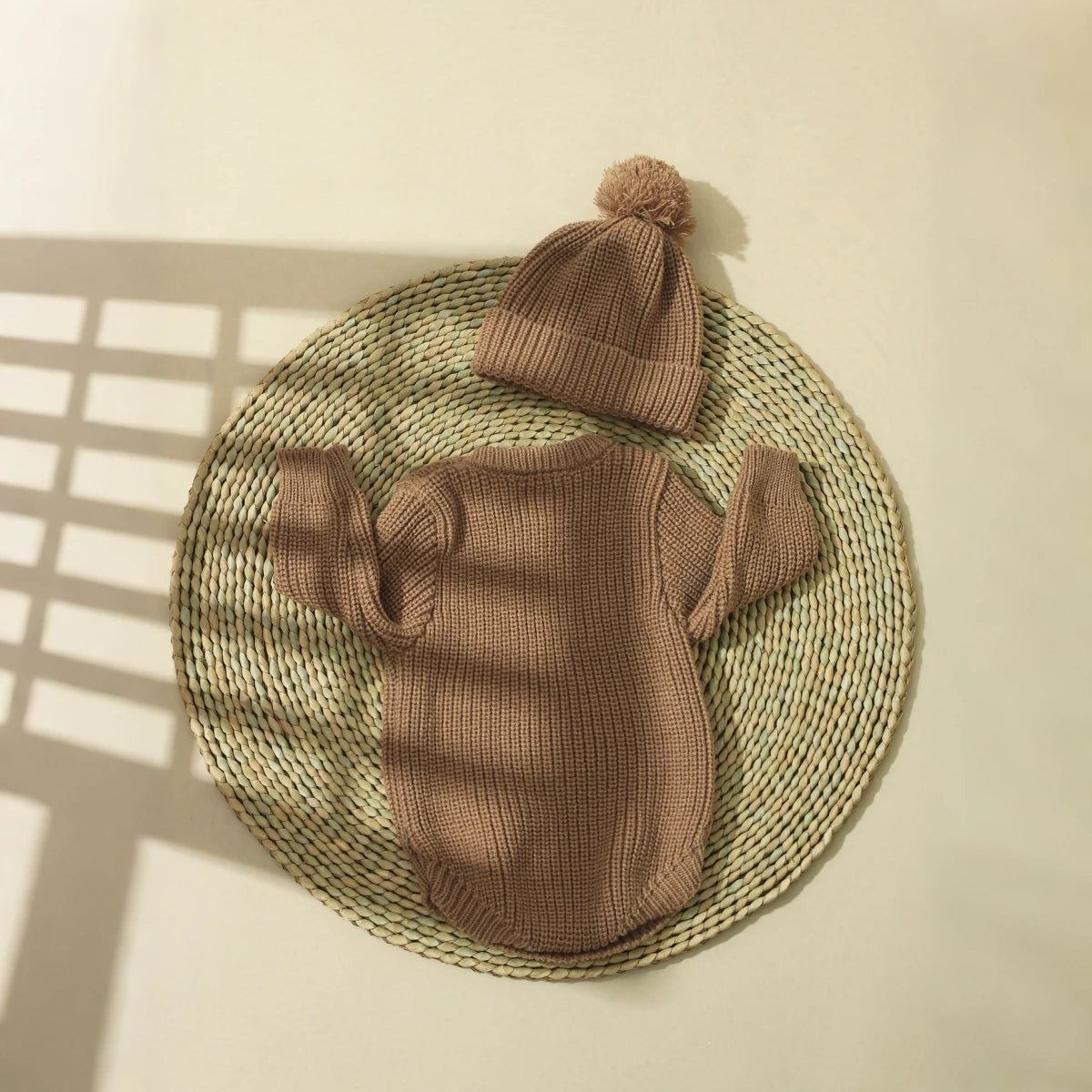 Barboteuse tricotée pour nouveau-né — chapeau à pompon assorti, pull bébé, tenues séance photo