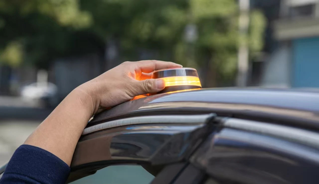 Feu de détresse automobile homologué DGT V16 avec connectivité DGT 3.0 et balise d'authentification par géolocalisation, valable jusqu'en 2038