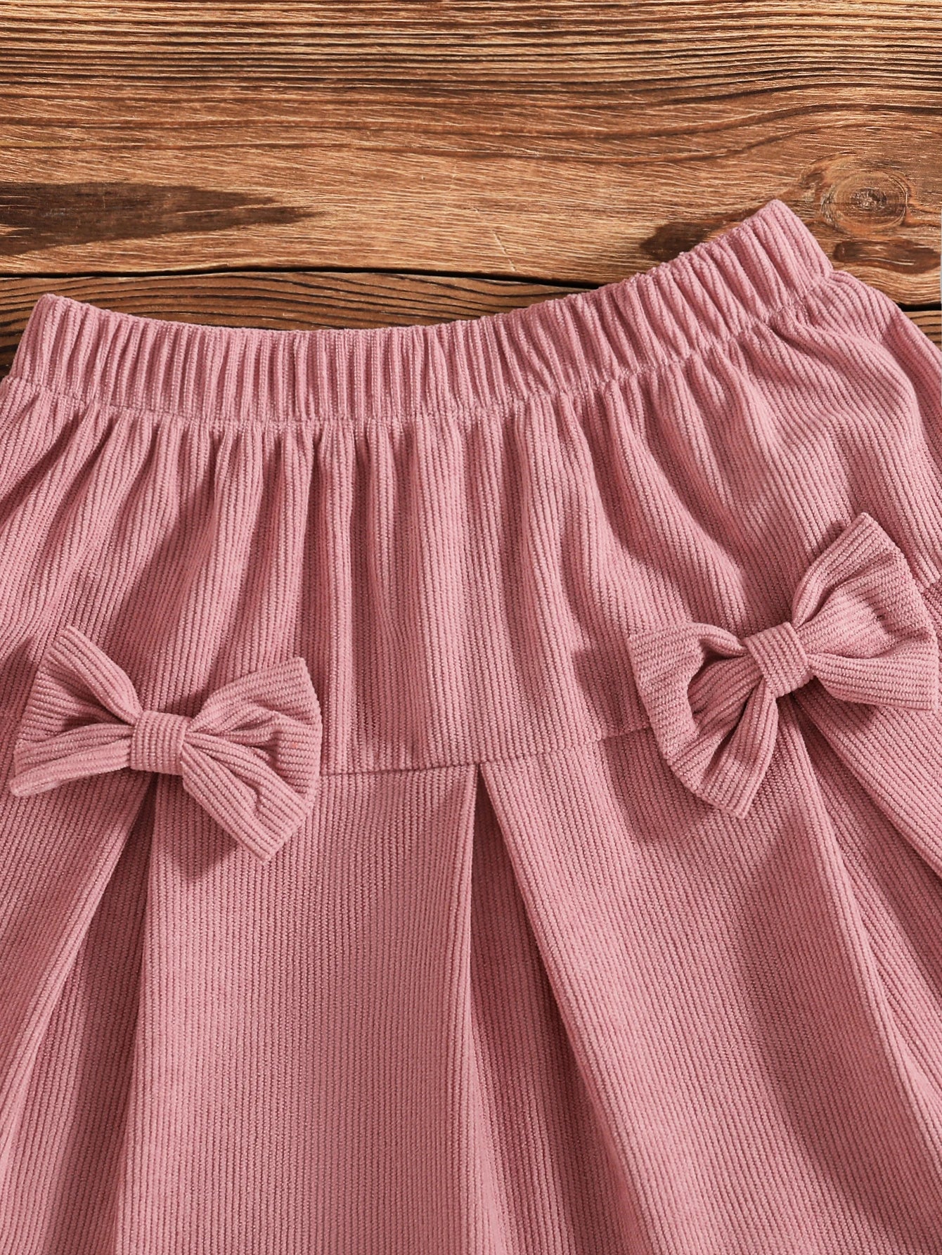 Conjunto de 2 piezas para niñas: Nuevo estilo, top de manga linterna y cuello redondo con diseño de corazón + falda rosa con lazo para primavera y otoño. Conjunto de camiseta y falda corta rosa mariposa, lindo y adorable, pe