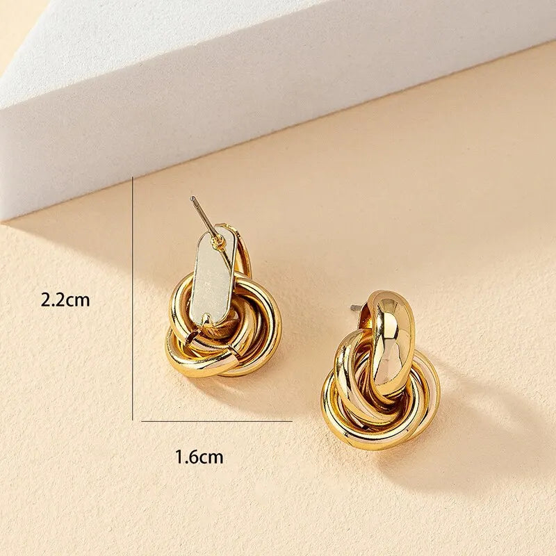 Conjunto de pendientes de tuerca con forma de lazo para mujer, 2 pares, color dorado y plateado, chapados brillantes, a la moda, bonitos, para uso diario, conjunto de joyas