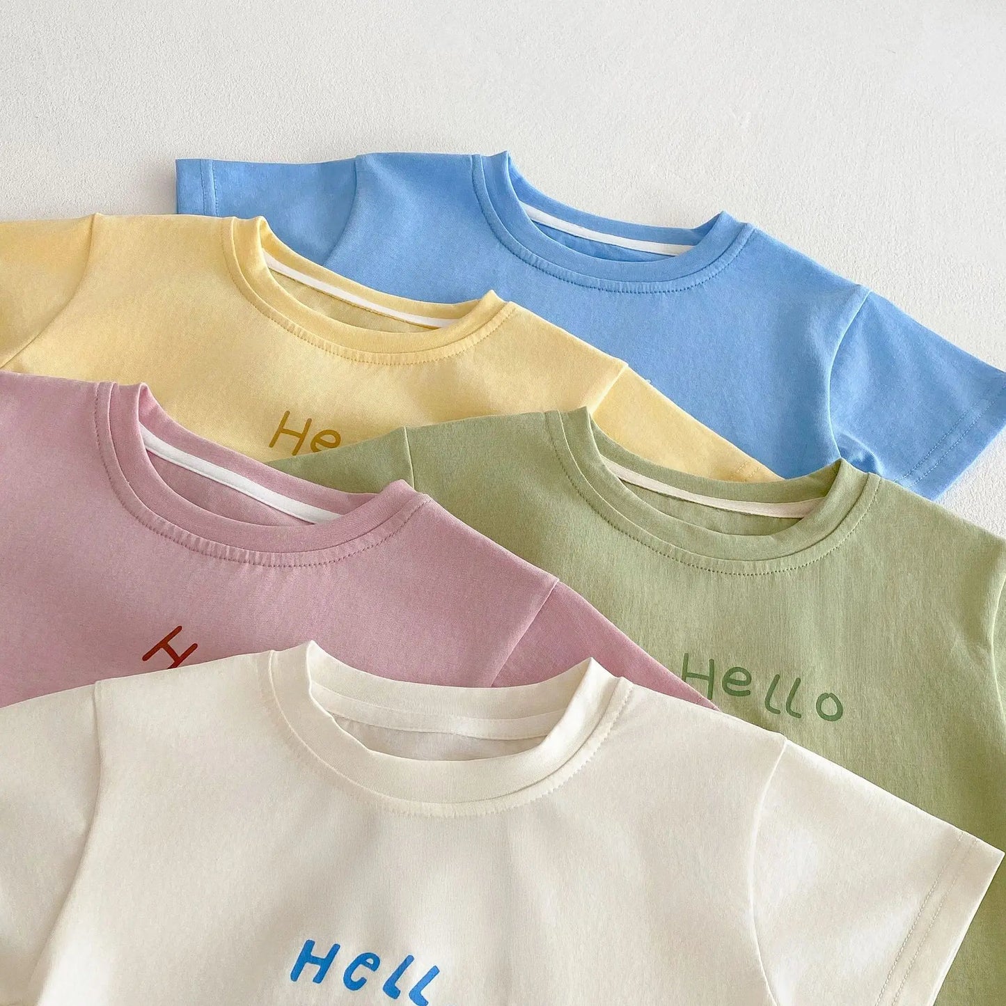 Nouvelle collection été 2026 : T-shirt décontracté à manches courtes pour enfants (0-5 ans) avec patchs de dessins animés mignons et imprimé lettres – Doux et confortable pour filles et garçons