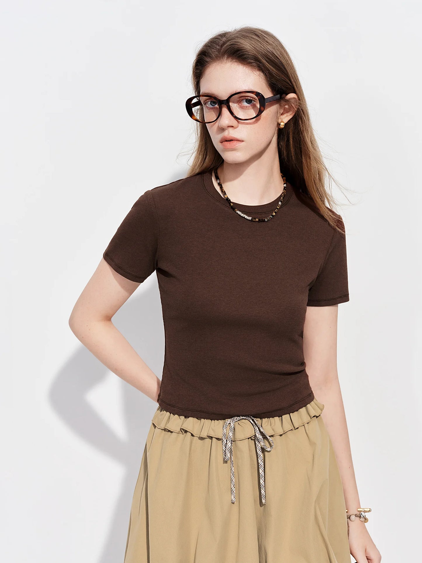 T-shirt femme en piqué ajusté et polyvalent — printemps 2026, coton ajusté, manches courtes
