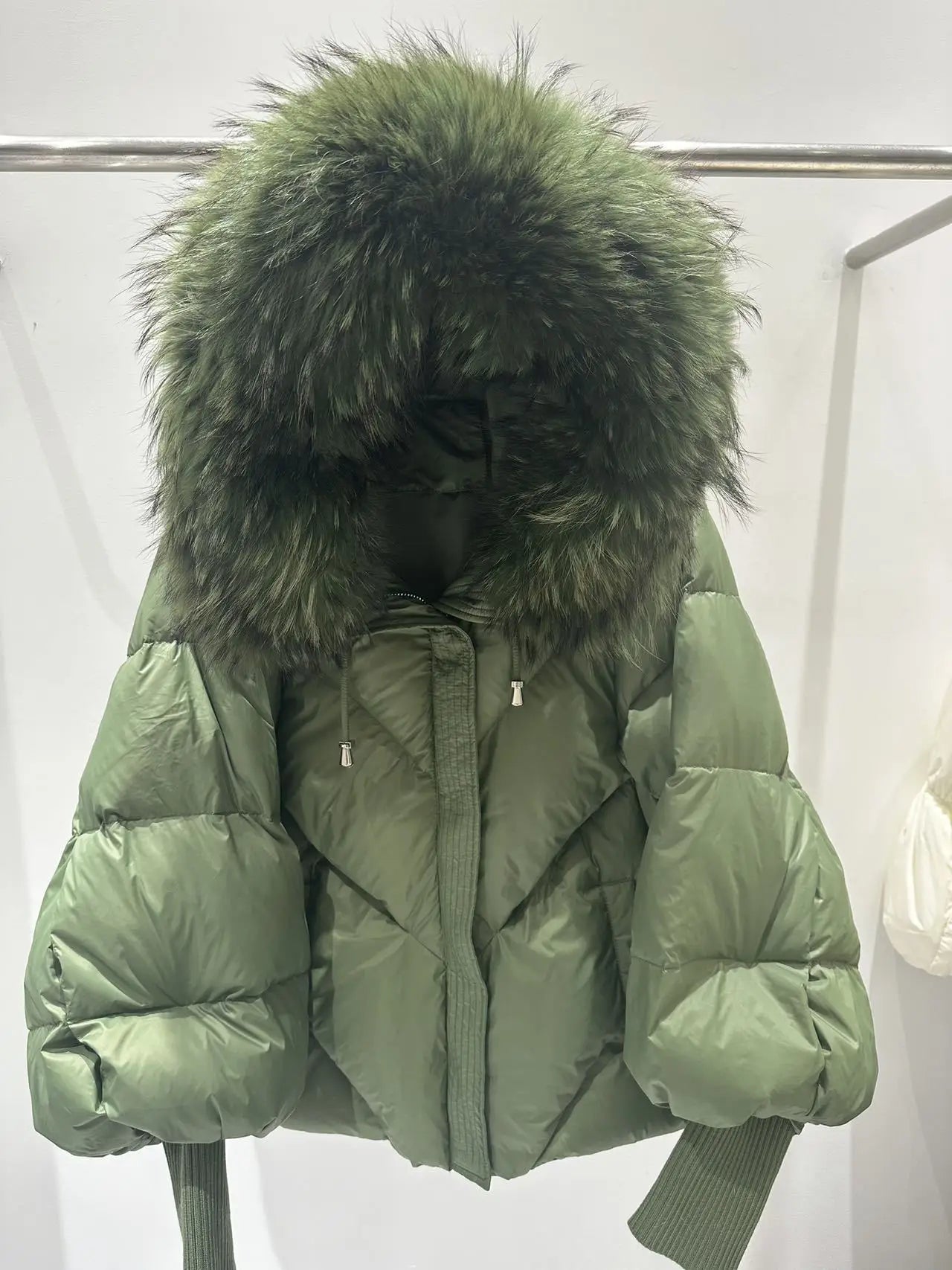 Invierno con capucha natural de cuello grande de piel, plumífero corto de mujer, ropa de abrigo de plumón de pato blanco, manga de farol, chaqueta acolchada cálida de mujer