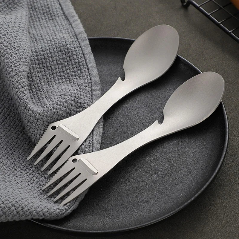 Cuillère fourchette de camping 5 en 1 en titane avec ouvre-bouteille éplucheur à bord dentelé, ustensile d'extérieur portable ultraléger (1 pièce)