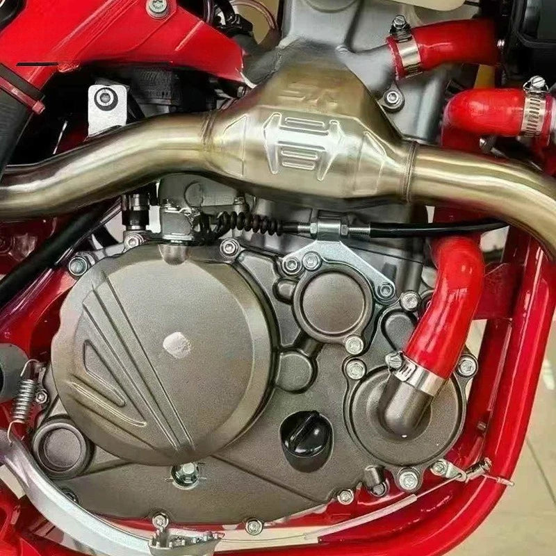 Moto Tout-Terrain de Montagne Refroidie par Eau — Véhicule de Course à Essence