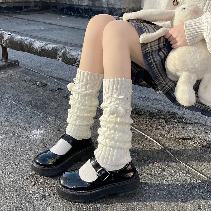 Chaussettes chaudes d'hiver Lolita, chaussettes tricotées pour jambes chaudes, couvre-pieds tricotés en boule de laine, chauffe-jambes avec boules pour femmes