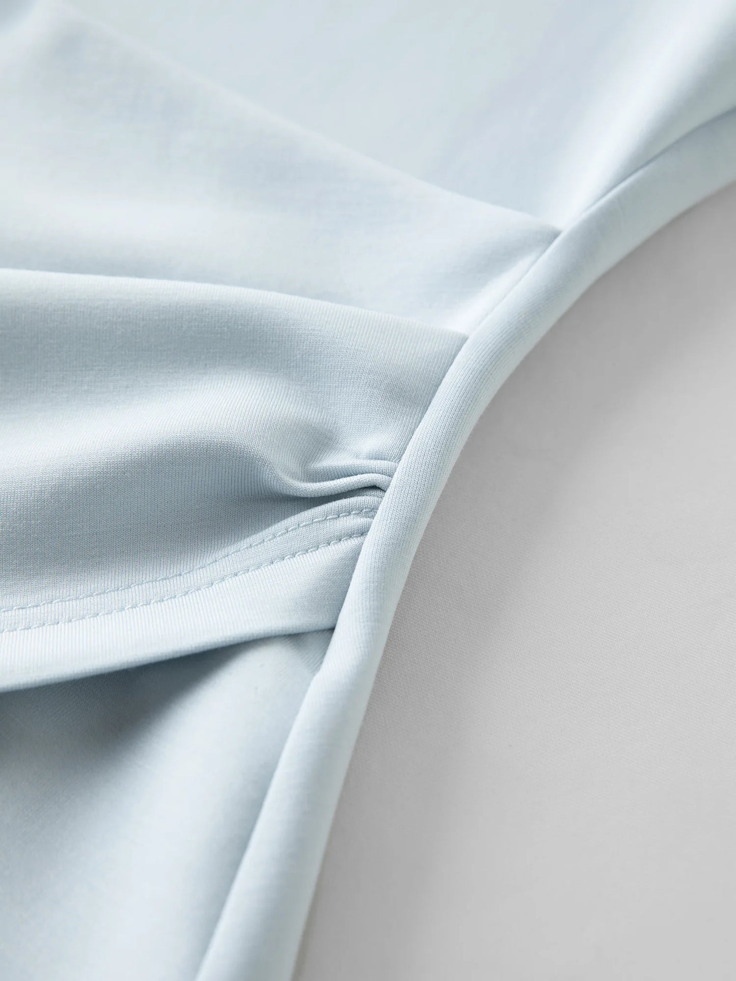 T-shirt femme asymétrique plissé — taille définie, printemps 2026, col en V, manches courtes