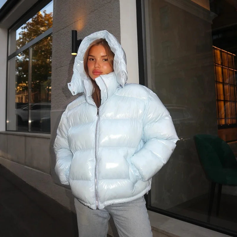 Abrigo con capucha para mujer, cremallera resistente y brillante, chaqueta corta plisada de algodón, talla elástica cálida, nueva colección invierno 2025, ropa de abrigo de calle