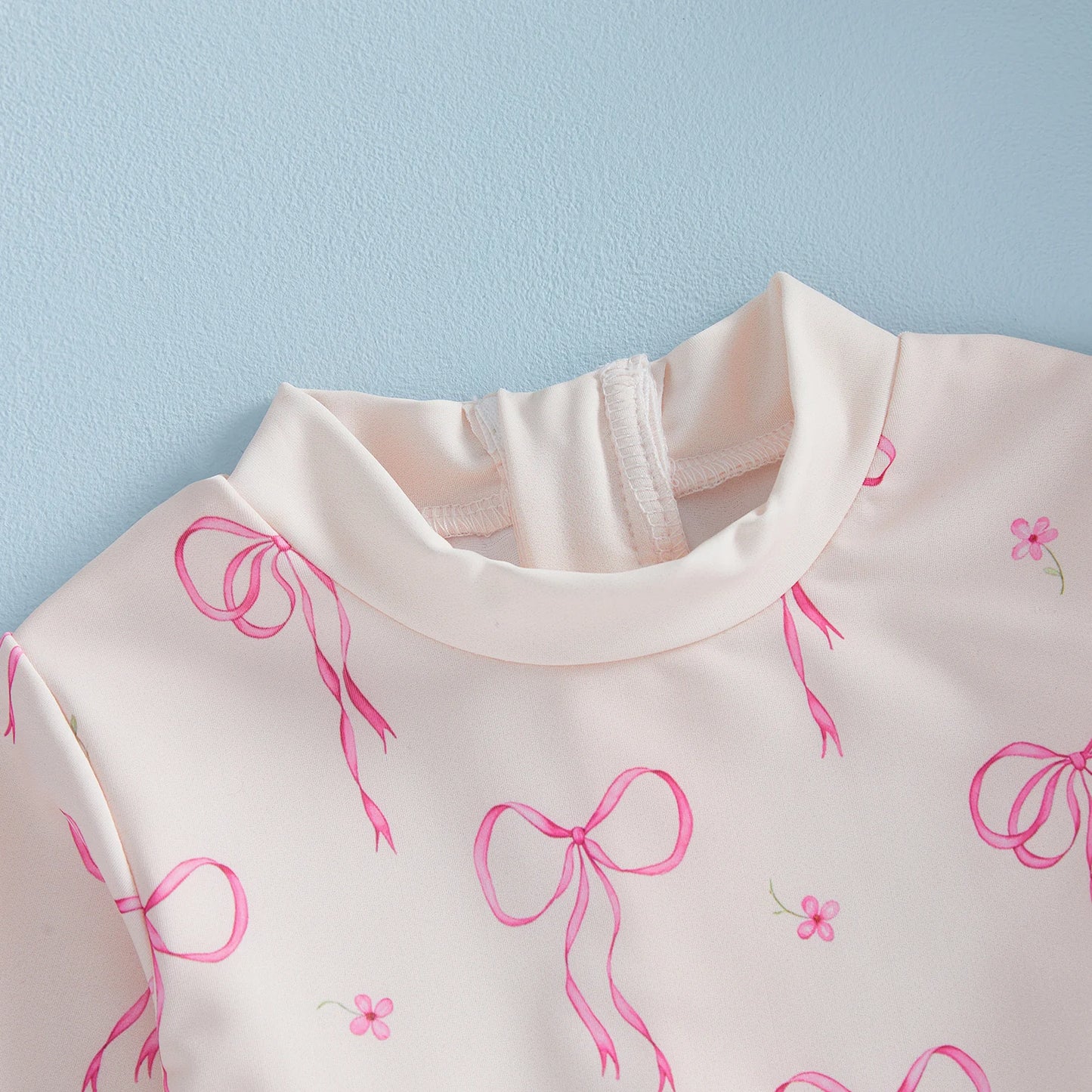 Maillot de bain pour bébé fille, protection contre les éruptions cutanées, imprimé nœud, à volants, manches longues, col rond, vêtements de plage, combinaison et chapeau, ensemble 2 pièces