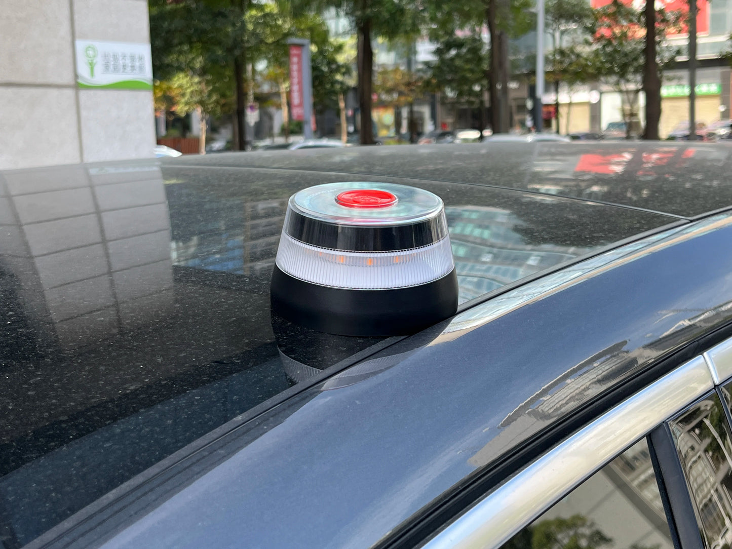 Feu de détresse automobile homologué DGT V16 avec connectivité DGT 3.0 et balise d'authentification par géolocalisation, valable jusqu'en 2038
