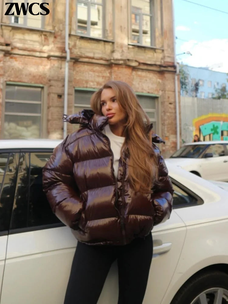 Abrigo con capucha para mujer, cremallera resistente y brillante, chaqueta corta plisada de algodón, talla elástica cálida, nueva colección invierno 2025, ropa de abrigo de calle
