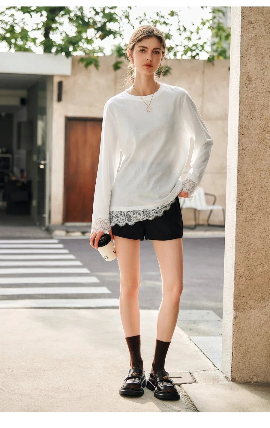 T-shirt femme en coton blanc automne 2026 — décontracté, ample, col rond, manches longues en dentelle