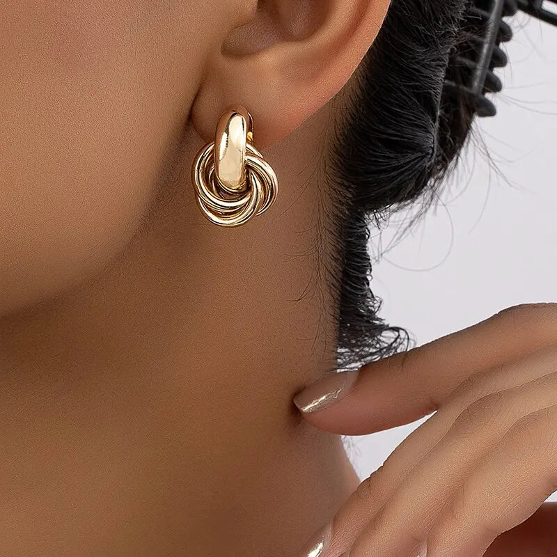 Conjunto de pendientes de tuerca con forma de lazo para mujer, 2 pares, color dorado y plateado, chapados brillantes, a la moda, bonitos, para uso diario, conjunto de joyas