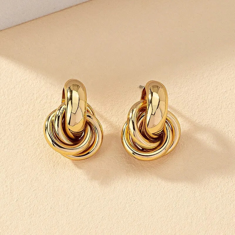 Conjunto de pendientes de tuerca con forma de lazo para mujer, 2 pares, color dorado y plateado, chapados brillantes, a la moda, bonitos, para uso diario, conjunto de joyas