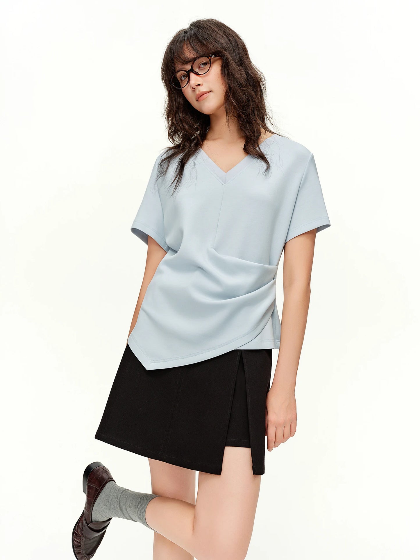T-shirt femme asymétrique plissé — taille définie, printemps 2026, col en V, manches courtes