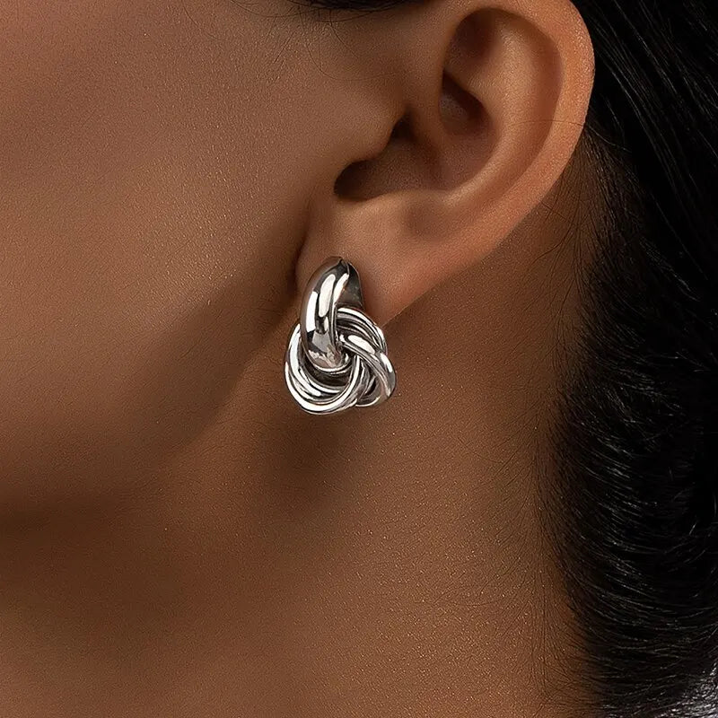Conjunto de pendientes de tuerca con forma de lazo para mujer, 2 pares, color dorado y plateado, chapados brillantes, a la moda, bonitos, para uso diario, conjunto de joyas