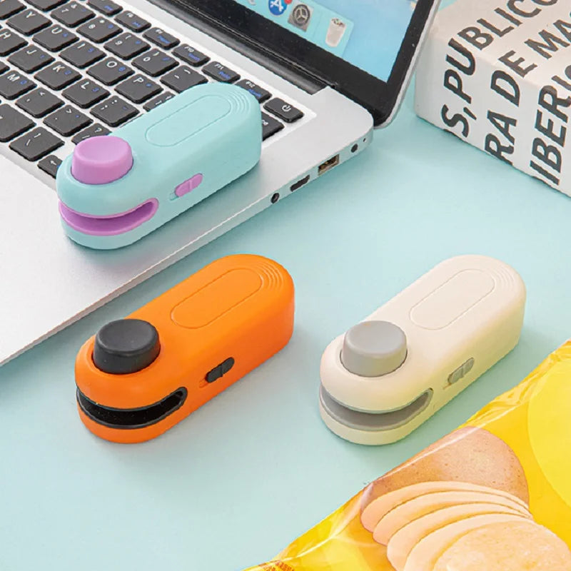 Scelleuse Mini Portable 2 en 1 Scelleuse Thermique pour Snacks Utilisation Domestique Scelleuse Rechargeable Scelleuse Sous Vide Snacks Sac Plastique Scelleuse Thermique
