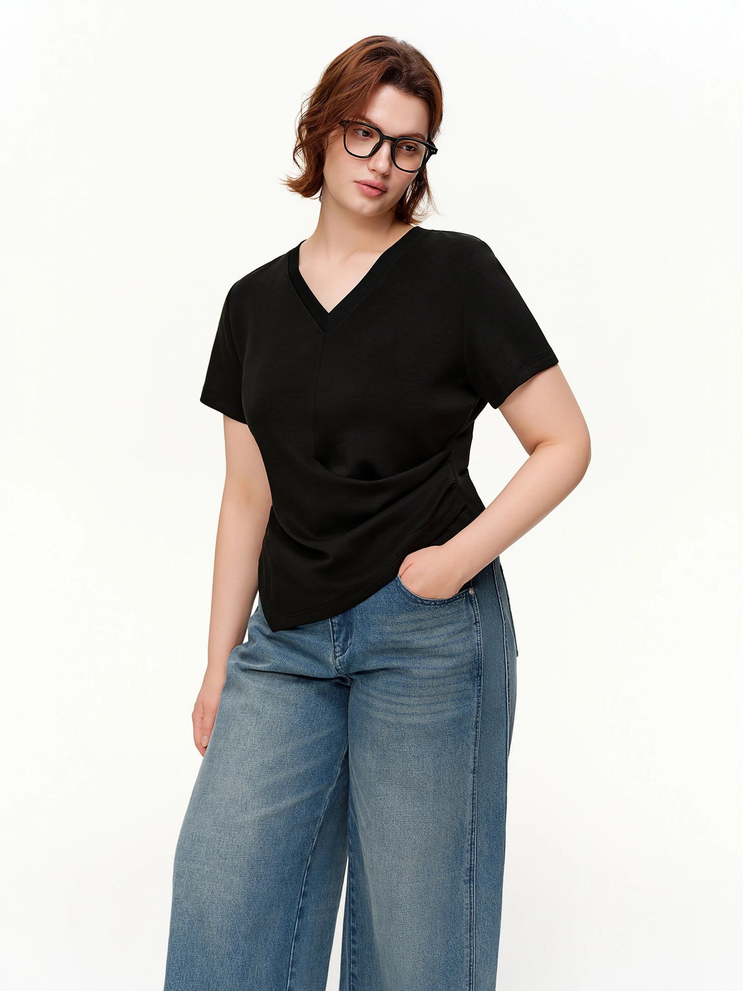 T-shirt femme asymétrique plissé — taille définie, printemps 2026, col en V, manches courtes