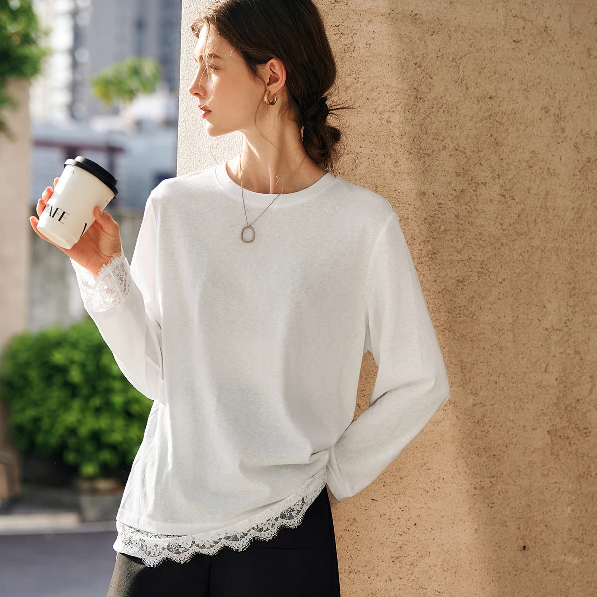 T-shirt femme en coton blanc automne 2026 — décontracté, ample, col rond, manches longues en dentelle