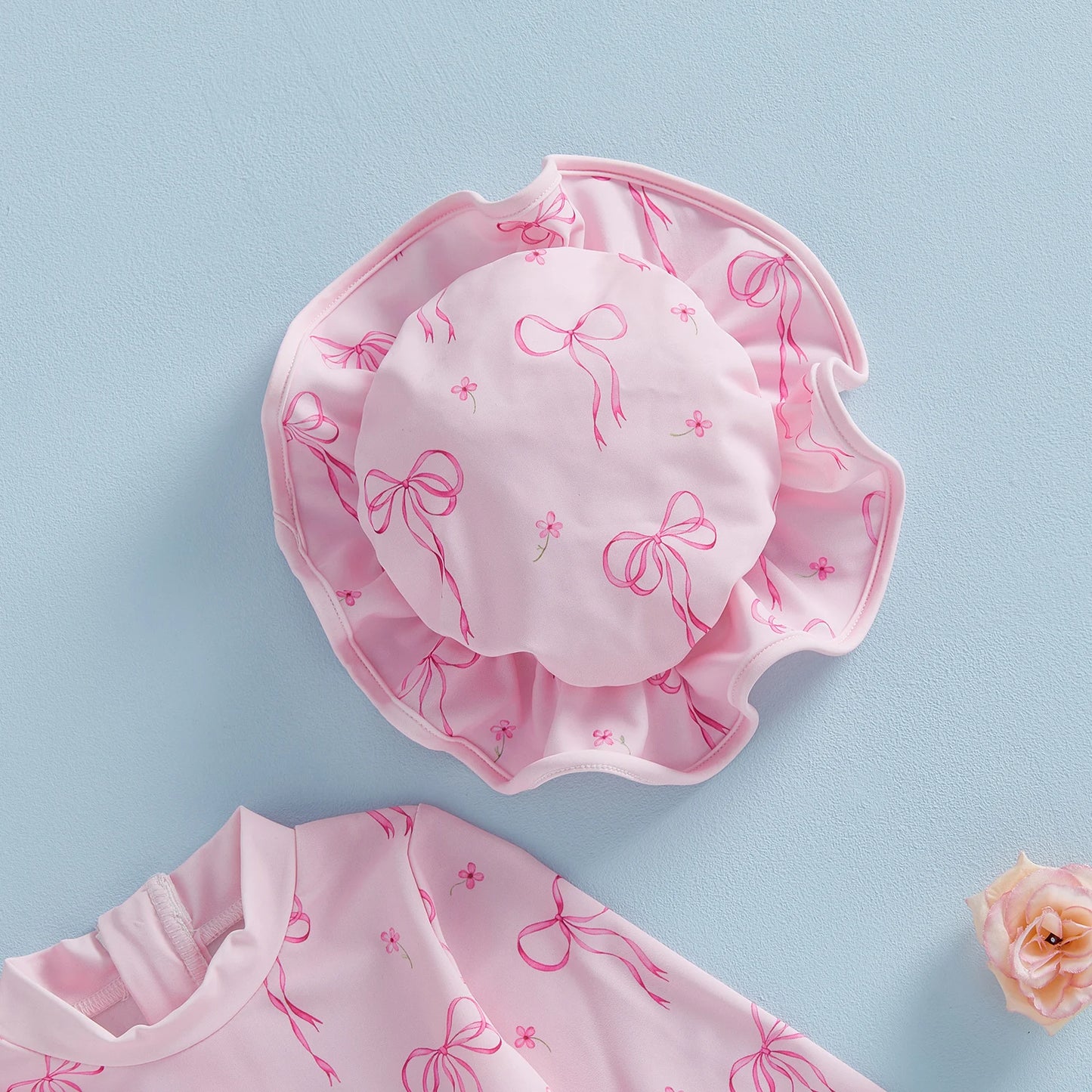 Maillot de bain pour bébé fille, protection contre les éruptions cutanées, imprimé nœud, à volants, manches longues, col rond, vêtements de plage, combinaison et chapeau, ensemble 2 pièces