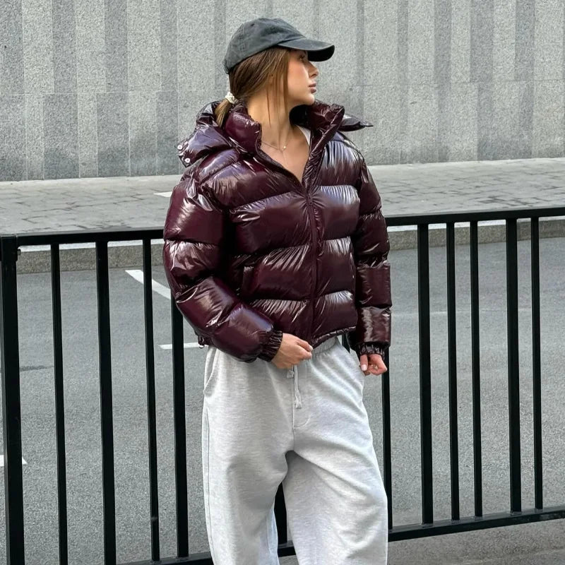 Abrigo con capucha para mujer, cremallera resistente y brillante, chaqueta corta plisada de algodón, talla elástica cálida, nueva colección invierno 2025, ropa de abrigo de calle